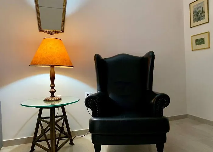 Alexa\'S Downtown Apartment