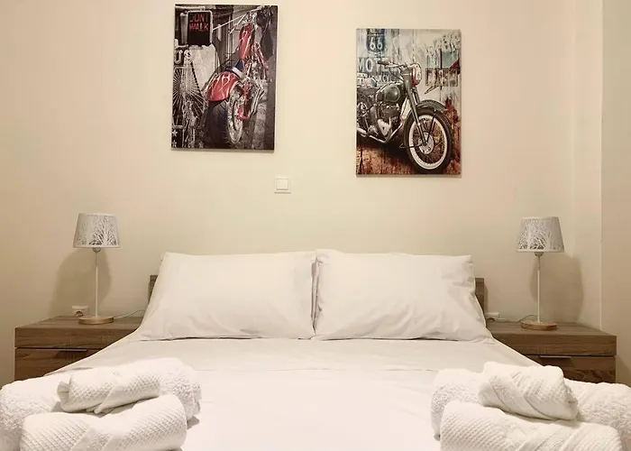 Alexa\'S Downtown Apartment